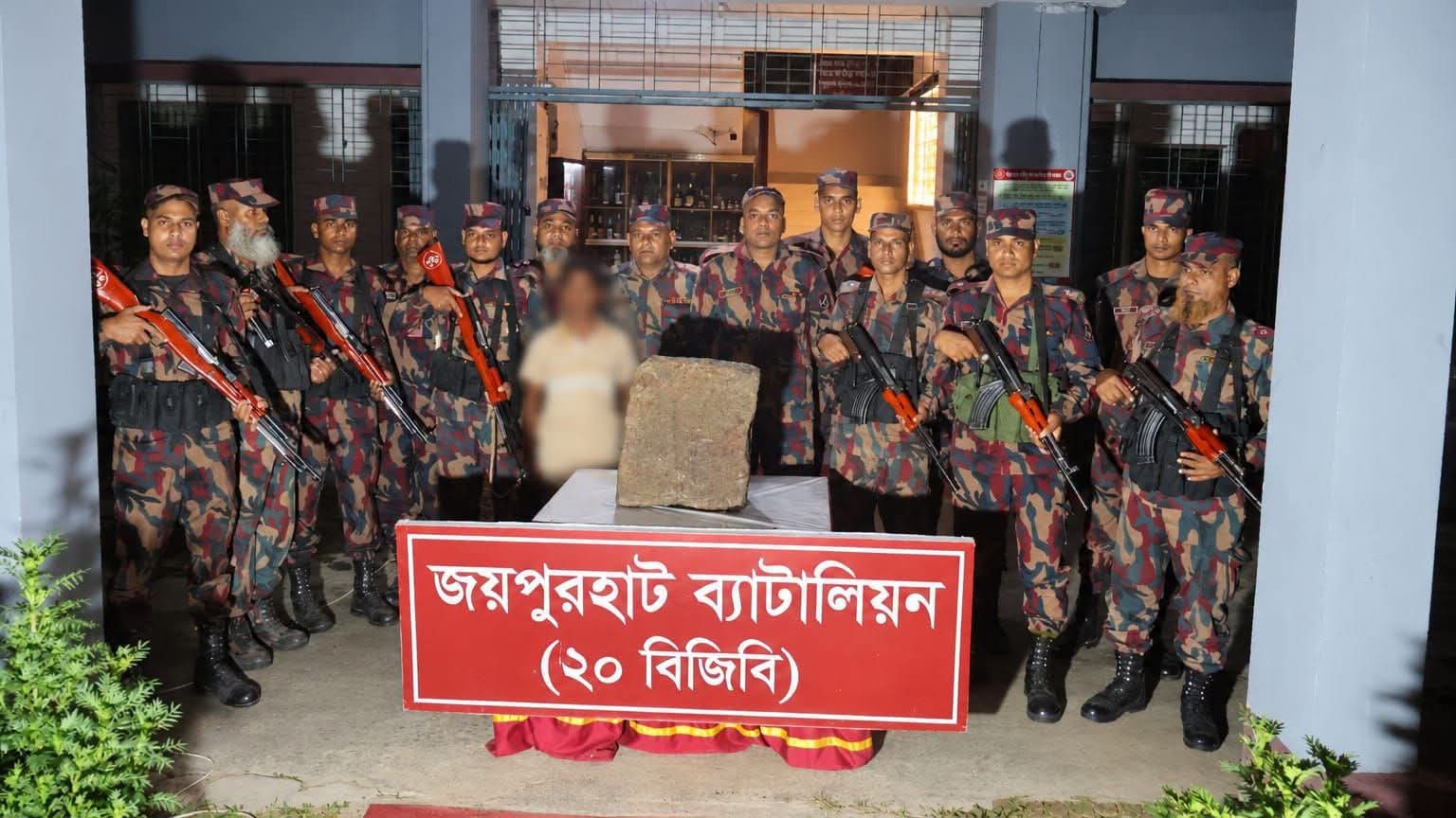পাঁচবিবিতে কোটি টাকার কালো পাথর উদ্ধার, আটক ১